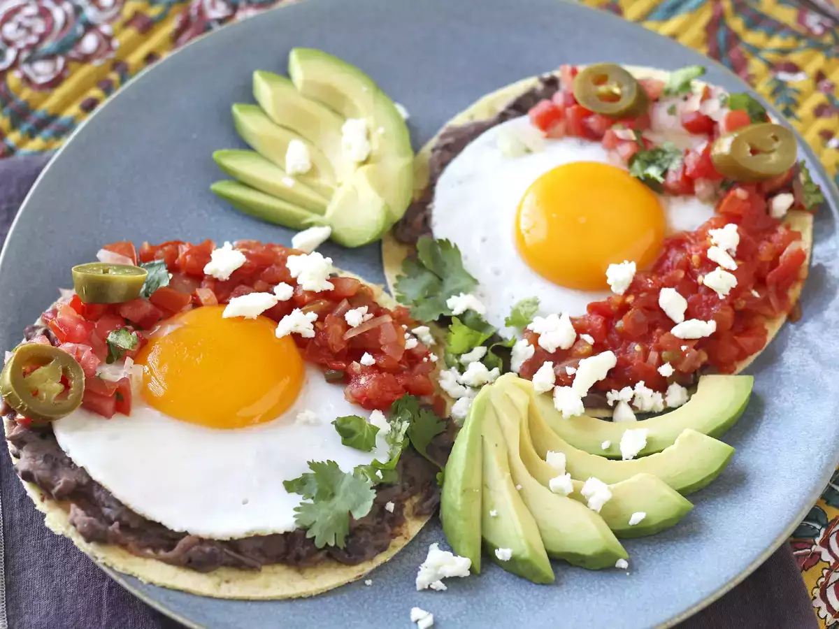 Huevos rancheros – kultowy, pełen smaku meksykański przepis - zdjęcie 2
