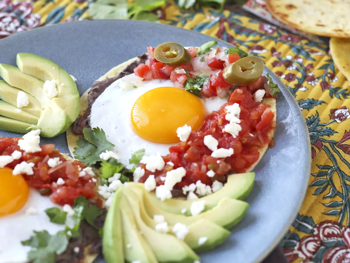 Huevos rancheros – kultowy, pełen smaku meksykański przepis - zdjęcie 3
