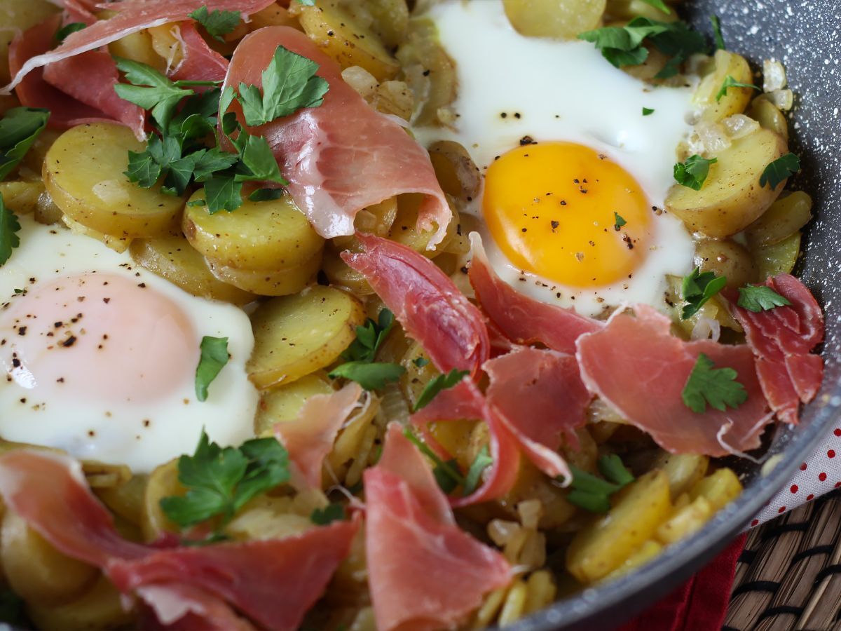Huevos rotos - superłatwy hiszpański przepis na bazie ziemniaków i jajek - zdjęcie 2