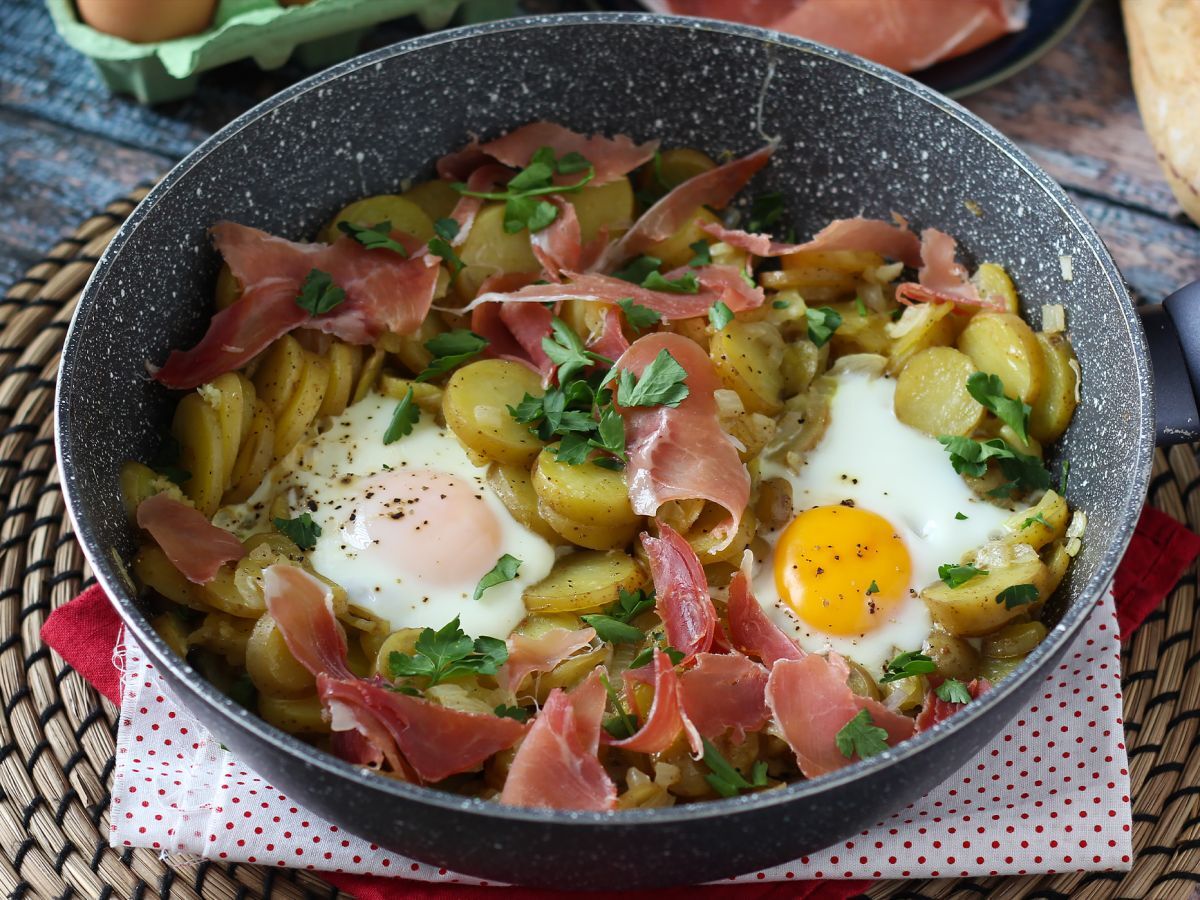 Huevos rotos - superłatwy hiszpański przepis na bazie ziemniaków i jajek - zdjęcie 3