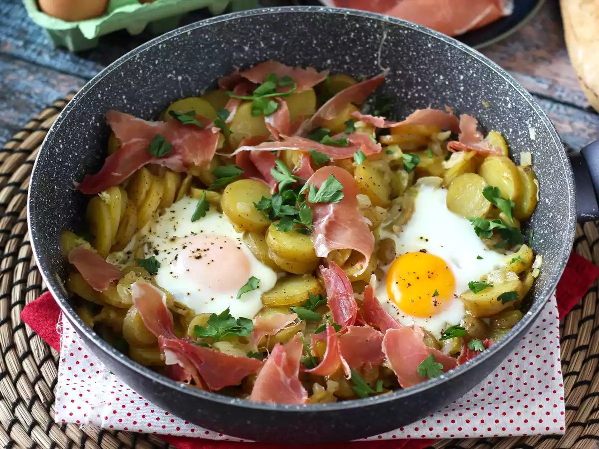 Huevos rotos - superłatwy hiszpański przepis na bazie ziemniaków i jajek - zdjęcie 3