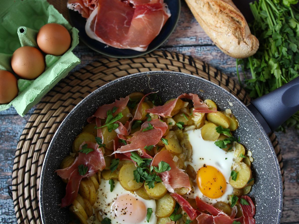 Huevos rotos - superłatwy hiszpański przepis na bazie ziemniaków i jajek - zdjęcie 4