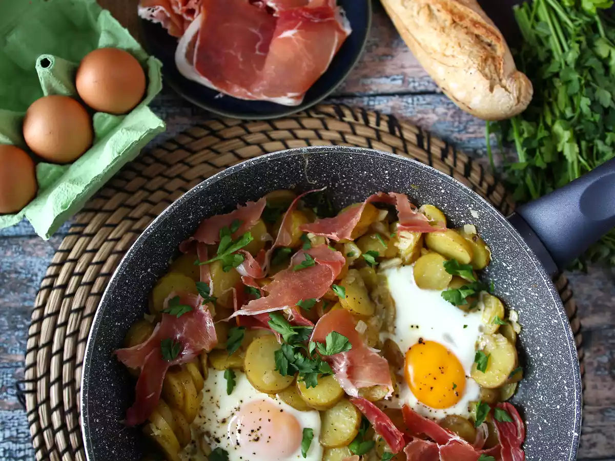 Huevos rotos - superłatwy hiszpański przepis na bazie ziemniaków i jajek - zdjęcie 4