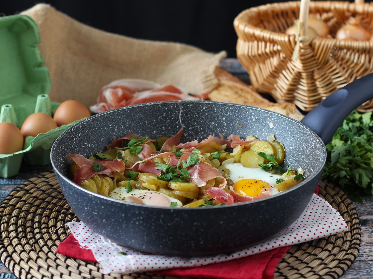 Huevos rotos - superłatwy hiszpański przepis na bazie ziemniaków i jajek - zdjęcie 5