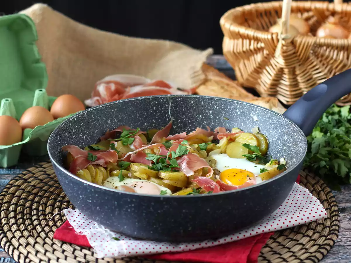 Huevos rotos - superłatwy hiszpański przepis na bazie ziemniaków i jajek - zdjęcie 5