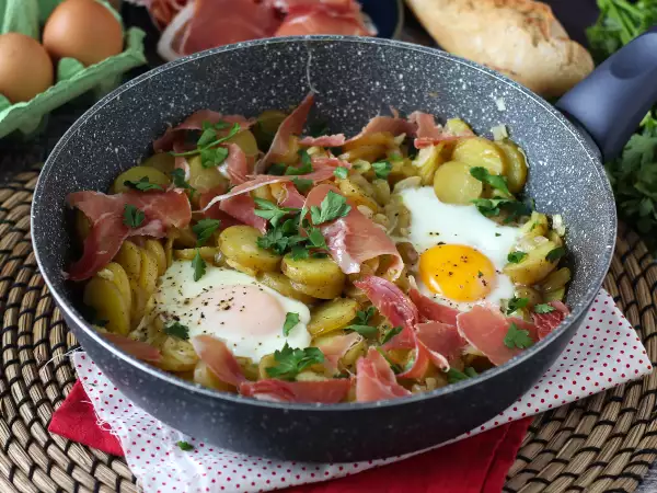 Przepis Huevos rotos – superłatwy hiszpański przepis z ziemniakami i jajkami
