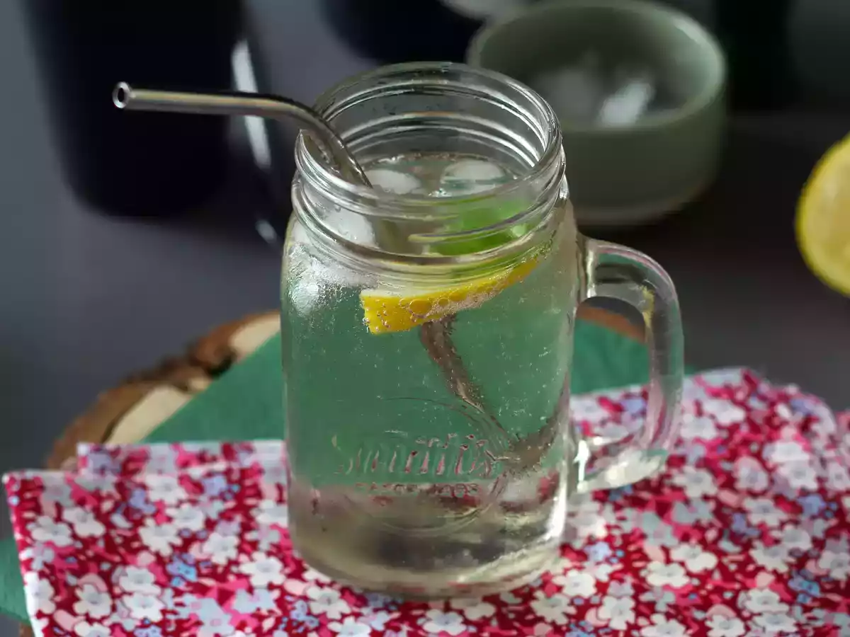 Hugo Spritz z syropem z kwiatów czarnego bzu, orzeźwiający i słodki koktajl - zdjęcie 4