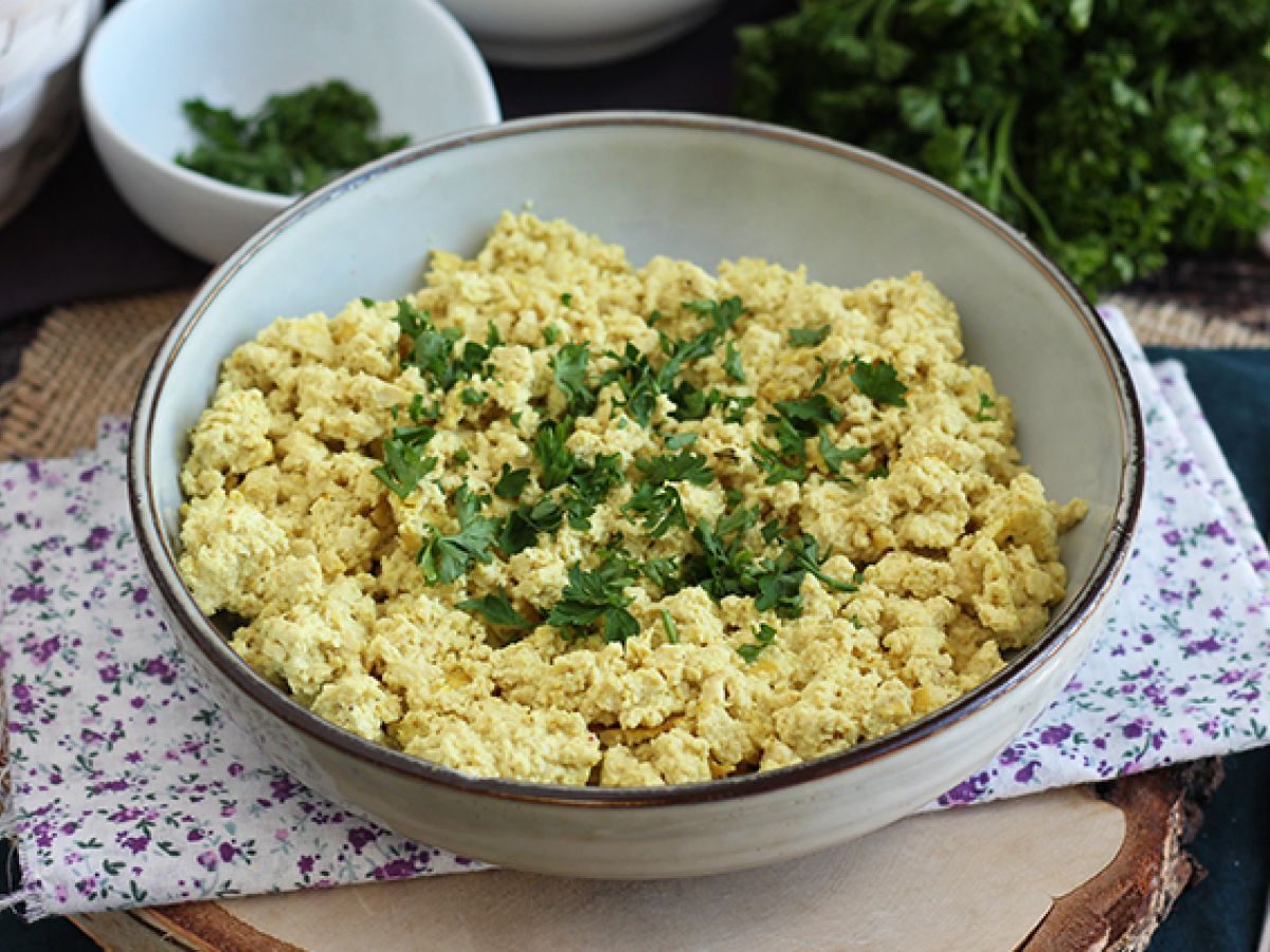 Jajecznica z tofu, która zastąpi Twoją jajecznicę!