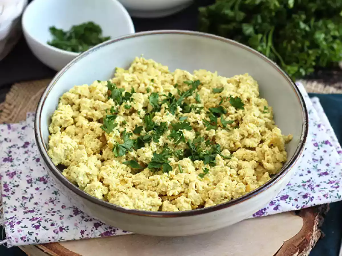Jajecznica z tofu, która zastąpi Twoją jajecznicę!