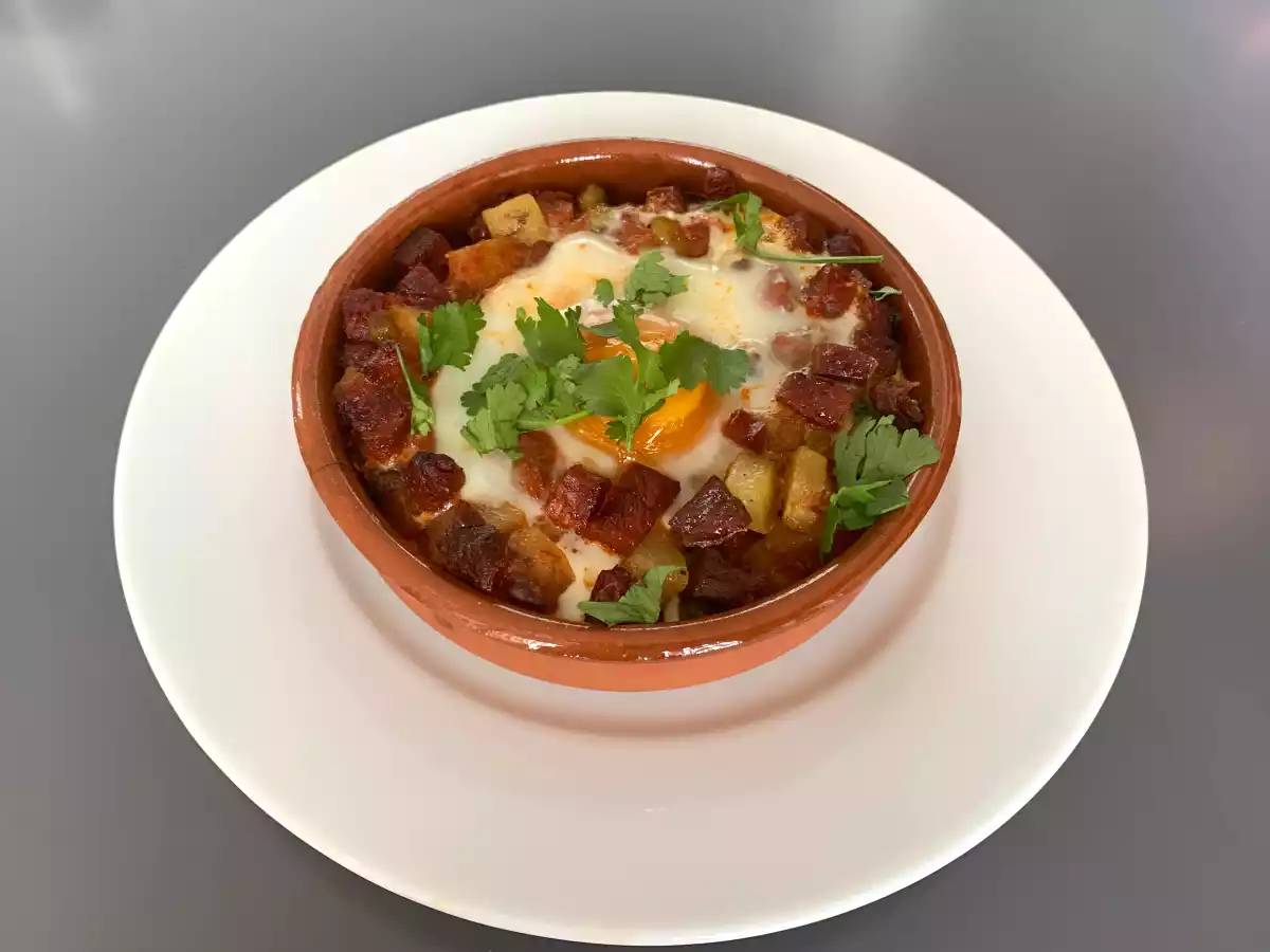 Jajka po flamenco z ziemniakami i kiełbasą chorizo - zdjęcie 2