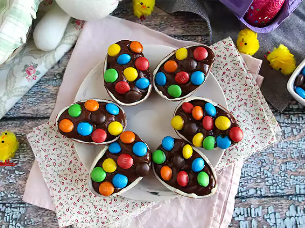 Jajka wielkanocne wypełnione czekoladowym kremem deserowym i M&M's