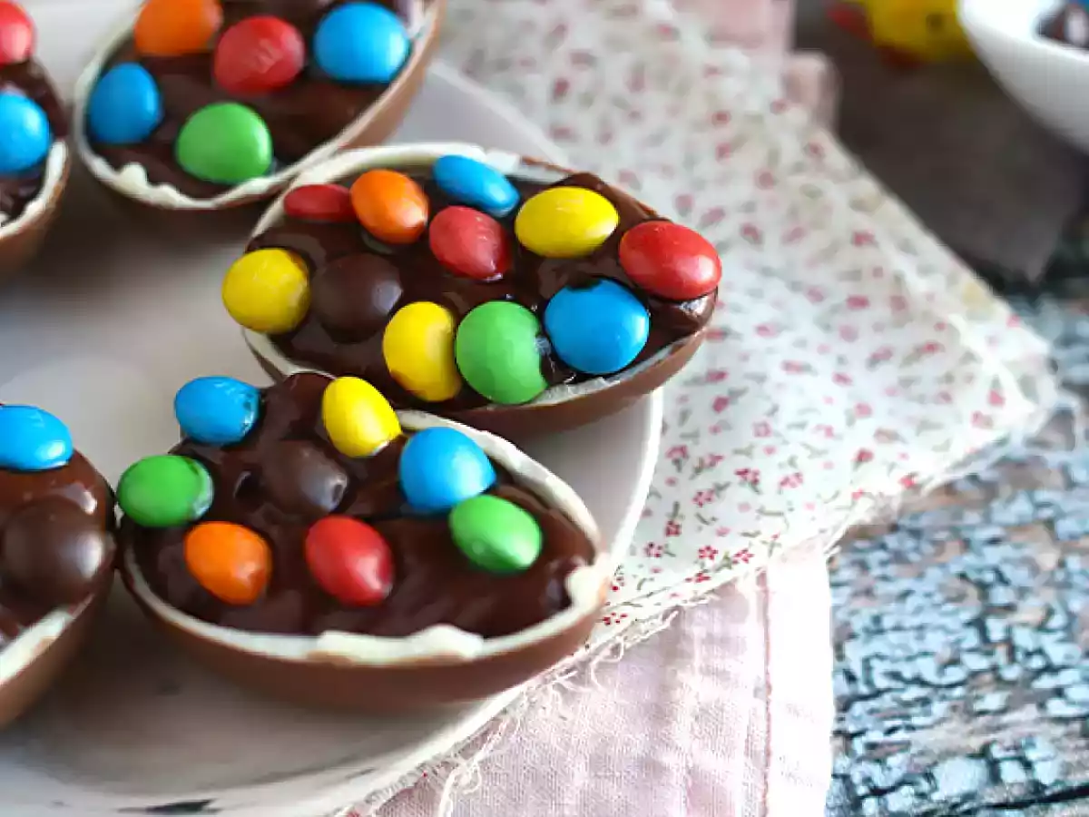 Jajka wielkanocne wypełnione czekoladowym kremem deserowym i M&M's - zdjęcie 2