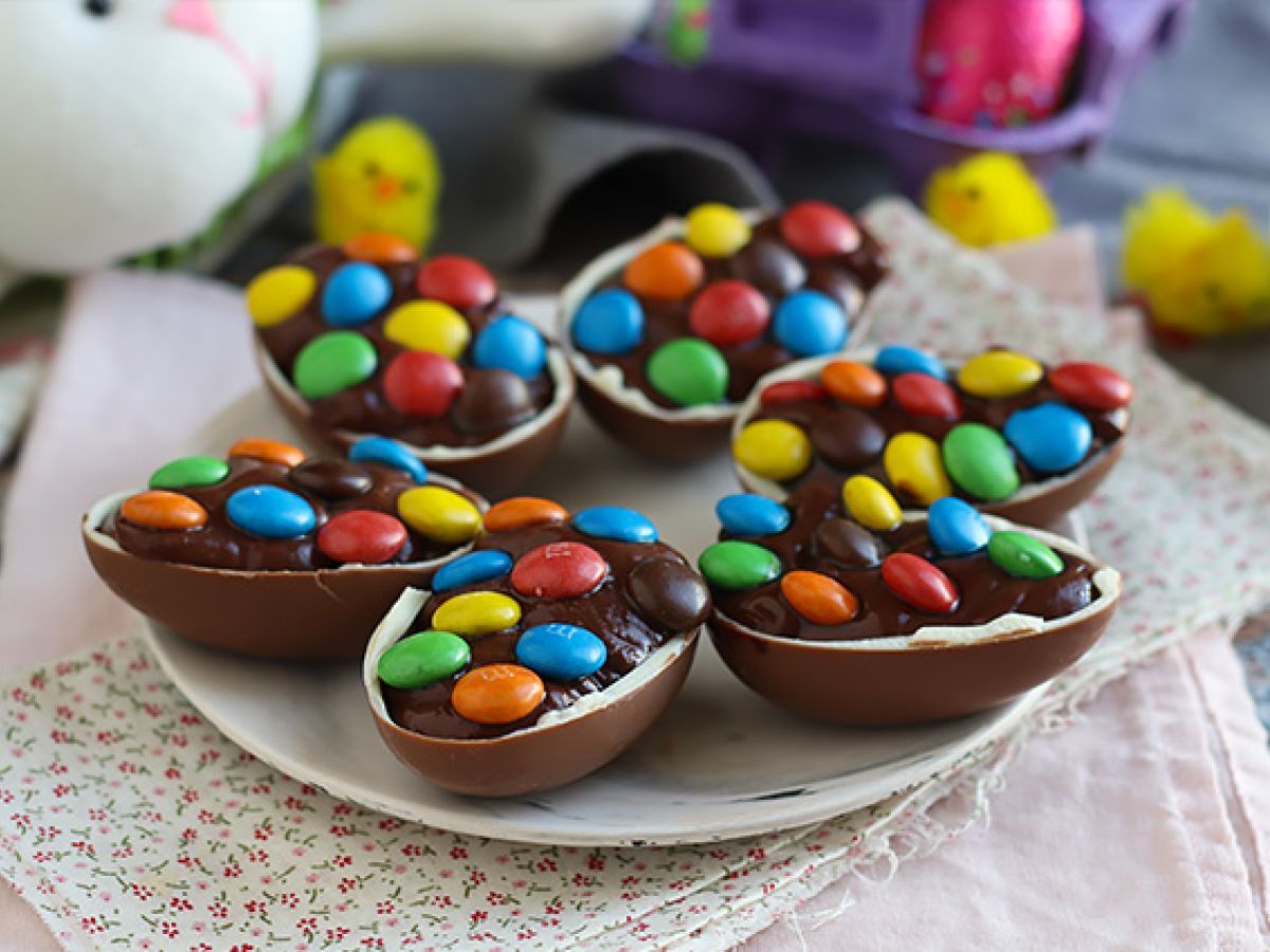 Jajka wielkanocne wypełnione czekoladowym kremem deserowym i M&M's - zdjęcie 3