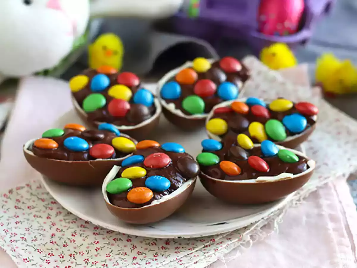 Jajka wielkanocne wypełnione czekoladowym kremem deserowym i M&M's - zdjęcie 3