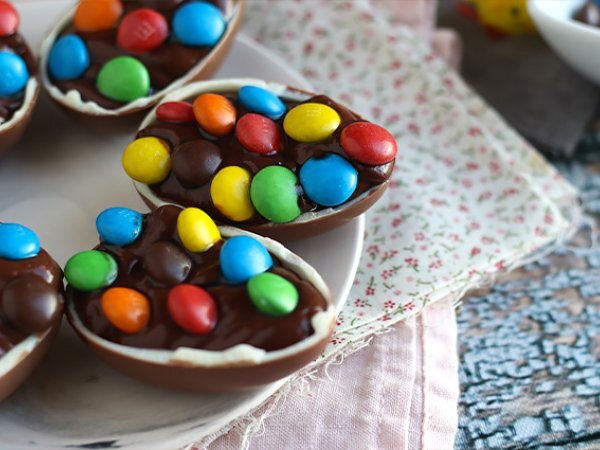 Jajka wielkanocne wypełnione czekoladowym kremem deserowym i M&M's - zdjęcie 2