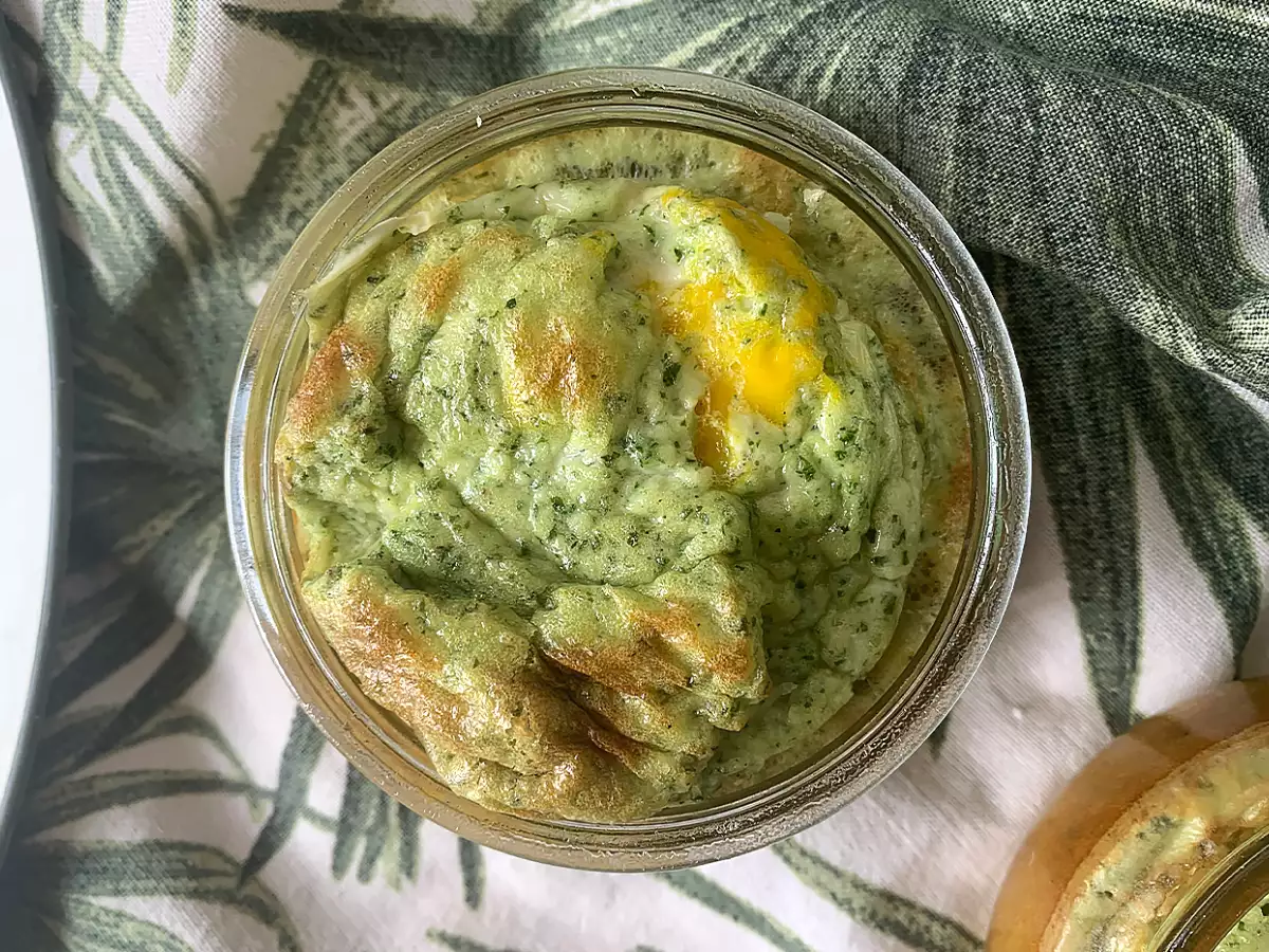 Jajka zapiekane w kokilkach z pesto - zdjęcie 2