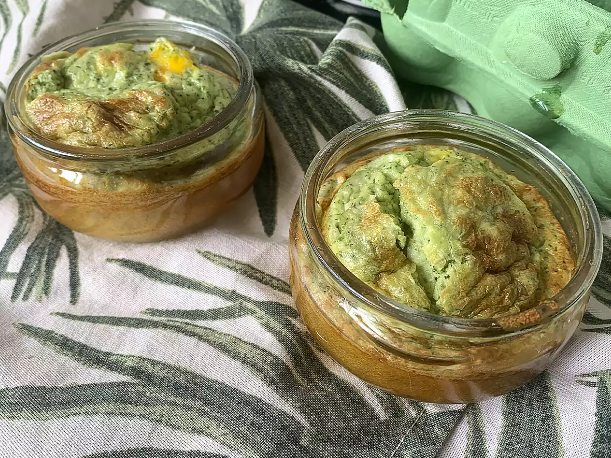 Jajka zapiekane w kokilkach z pesto - zdjęcie 3