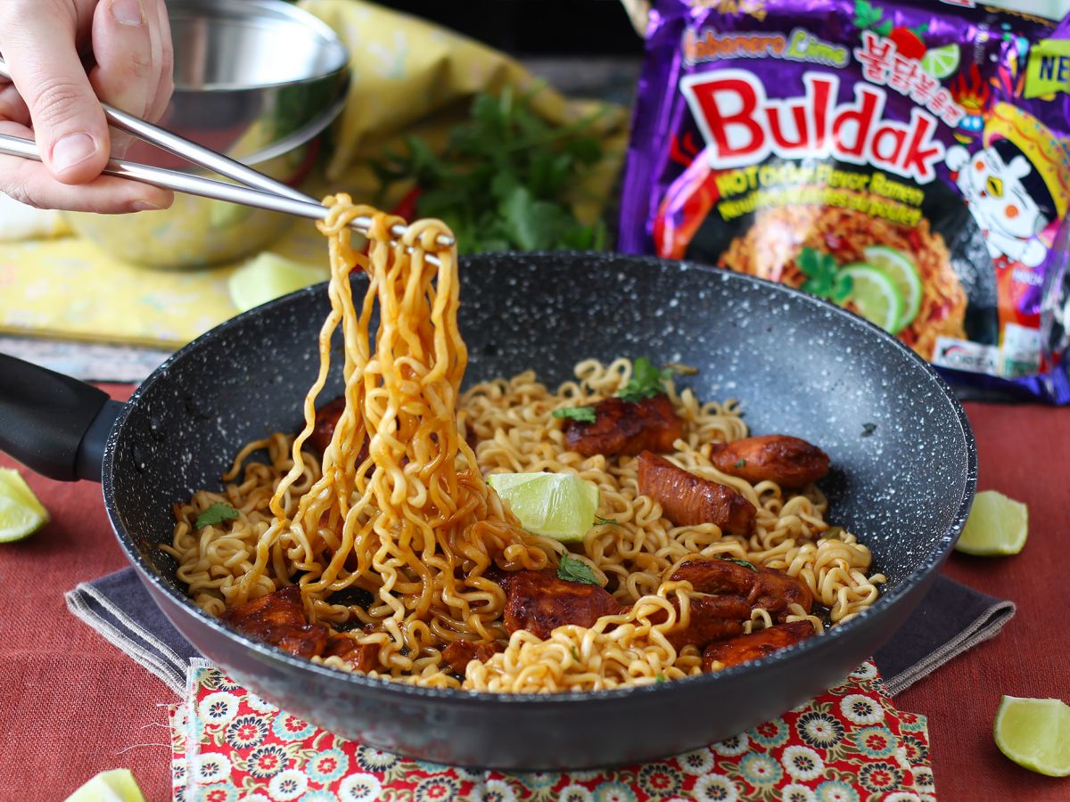 Jak ugotować makaron Buldak Habanero Lime, przepis z marynowanym kurczakiem!