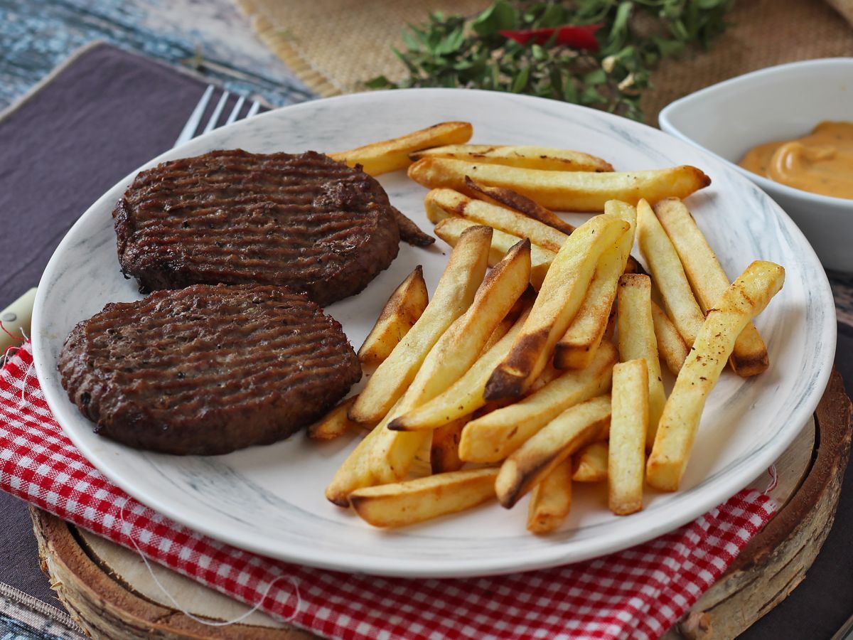 Jak usmażyć stek mielony w frytkownicy powietrznej? - zdjęcie 3