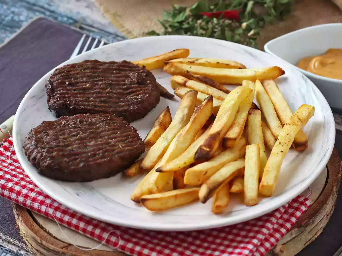 Jak usmażyć stek mielony w frytkownicy powietrznej? - zdjęcie 3