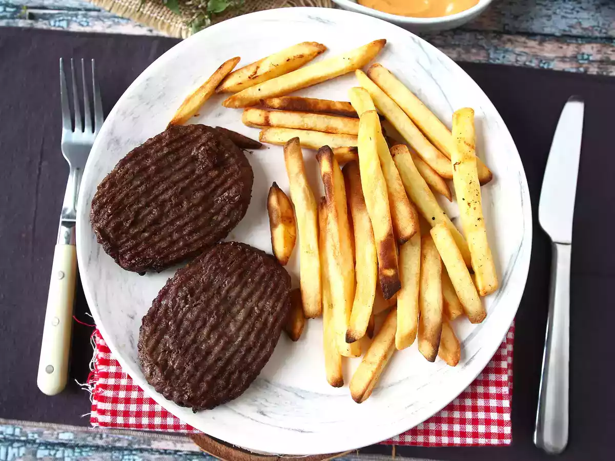 Jak usmażyć stek mielony w frytkownicy powietrznej? - zdjęcie 4