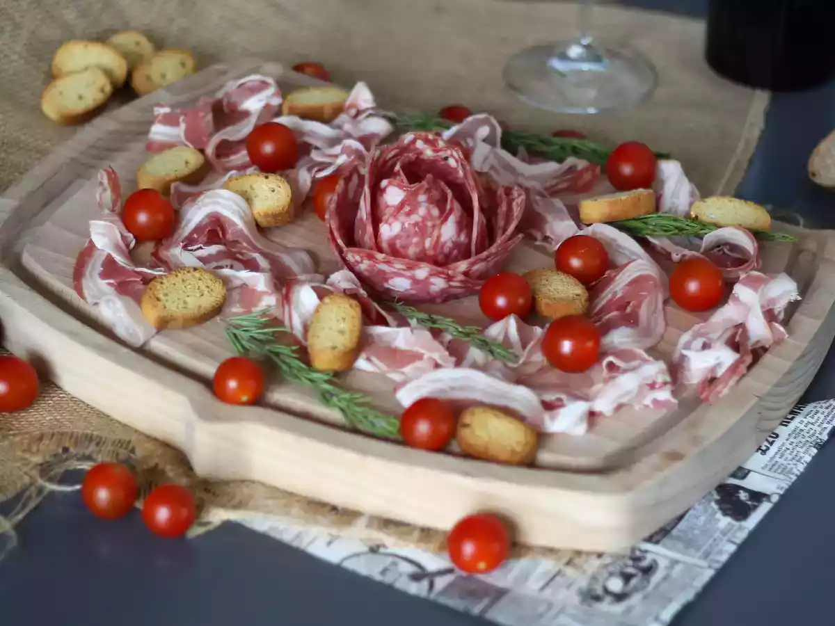 Jak zrobić półmisek wędlin? Złóż go w kształt róży!