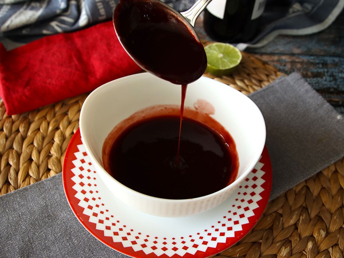 Jak zrobić sos sangrii? Idealny do mięs!