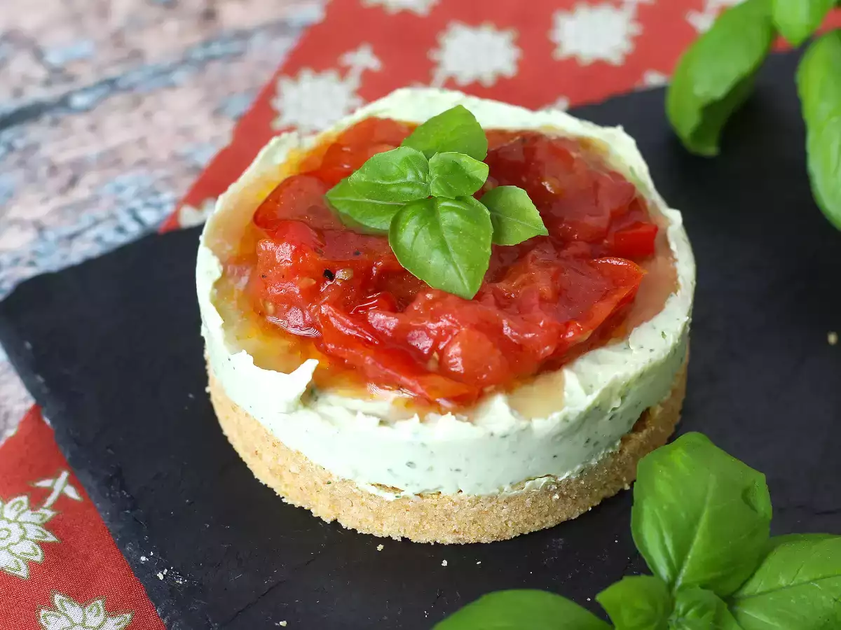 Jednoporcjowy pikantny sernik z bazylią i pomidorkami koktajlowymi: smaczny pomysł na bufet i aperitif