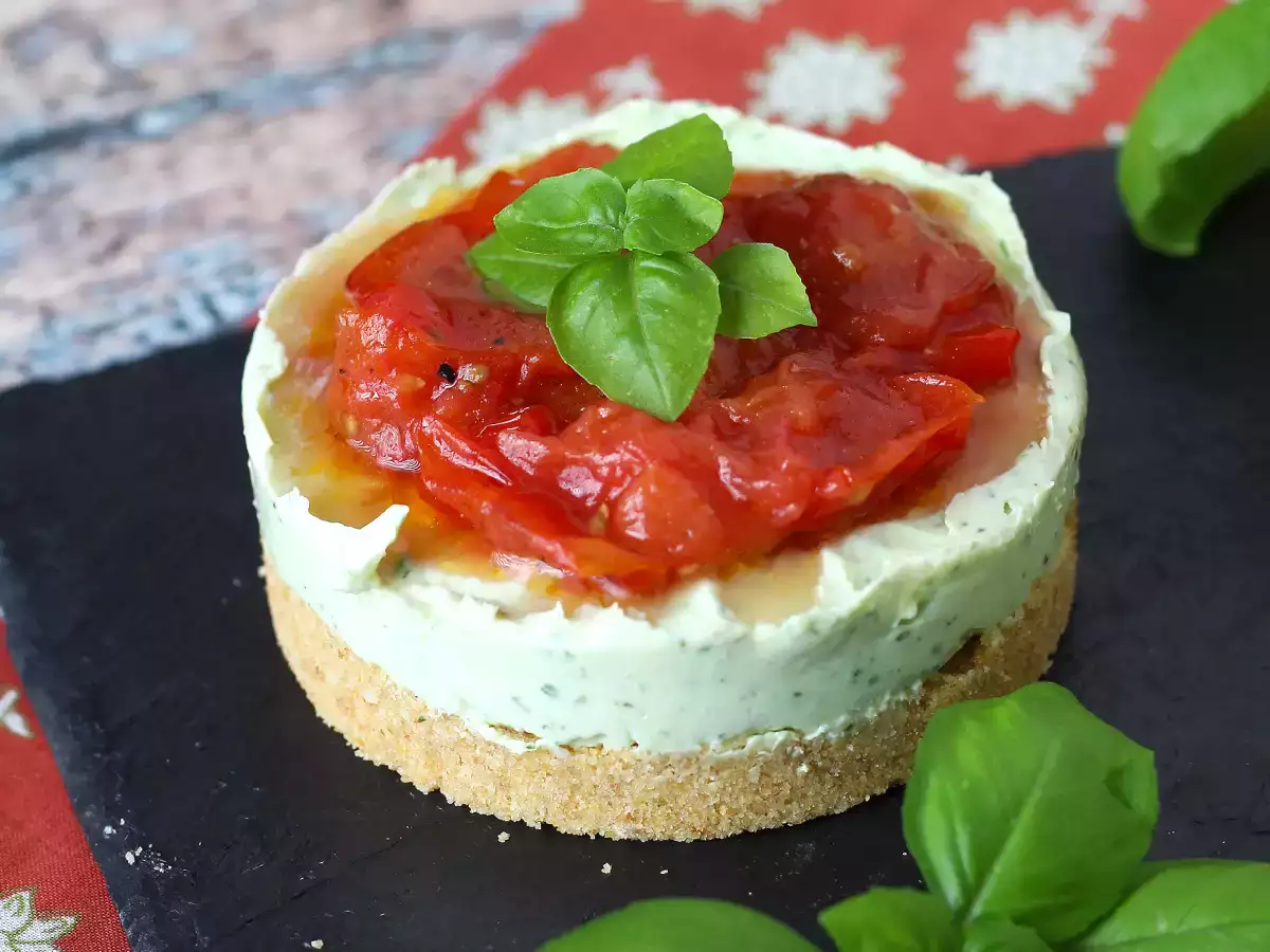 Jednoporcjowy pikantny sernik z bazylią i pomidorkami koktajlowymi: smaczny pomysł na bufet i aperitif - zdjęcie 2