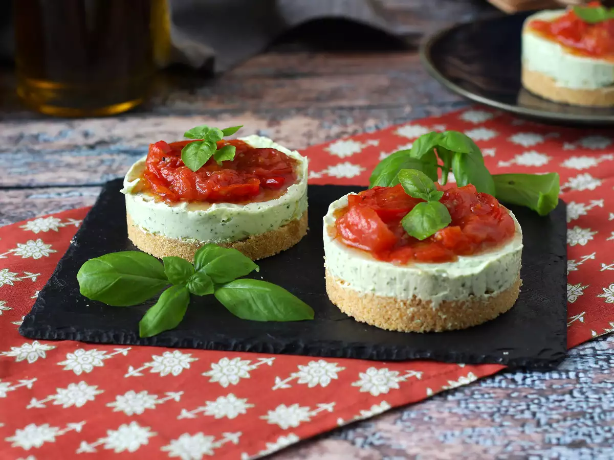 Jednoporcjowy pikantny sernik z bazylią i pomidorkami koktajlowymi: smaczny pomysł na bufet i aperitif - zdjęcie 3