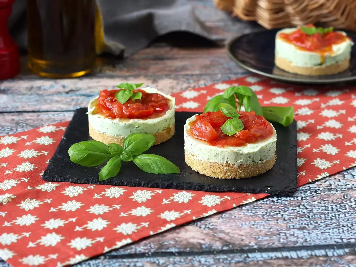 Jednoporcjowy pikantny sernik z bazylią i pomidorkami koktajlowymi: smaczny pomysł na bufet i aperitif - zdjęcie 4