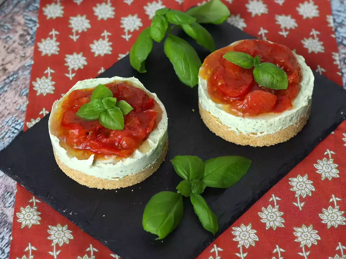 Jednoporcjowy pikantny sernik z bazylią i pomidorkami koktajlowymi: smaczny pomysł na bufet i aperitif - zdjęcie 5