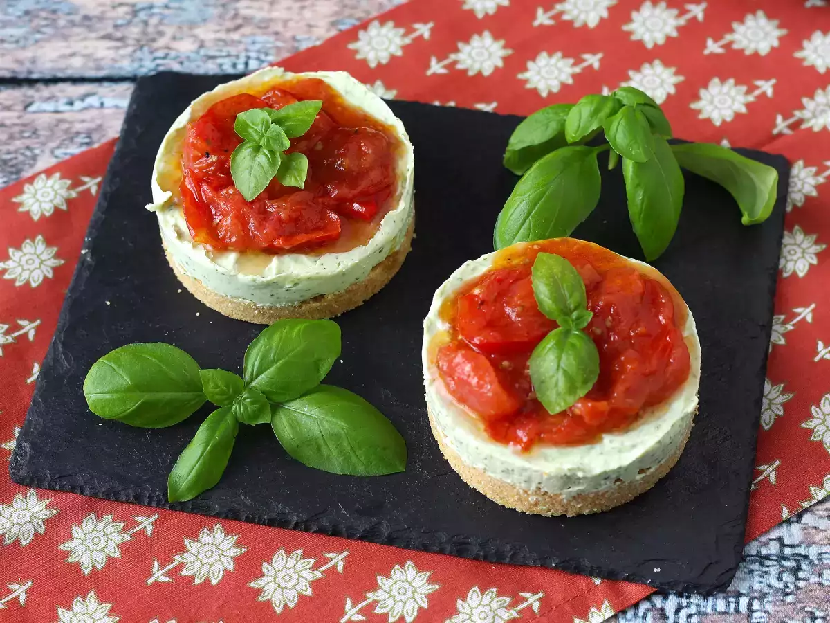 Jednoporcjowy pikantny sernik z bazylią i pomidorkami koktajlowymi: smaczny pomysł na bufet i aperitif - zdjęcie 6