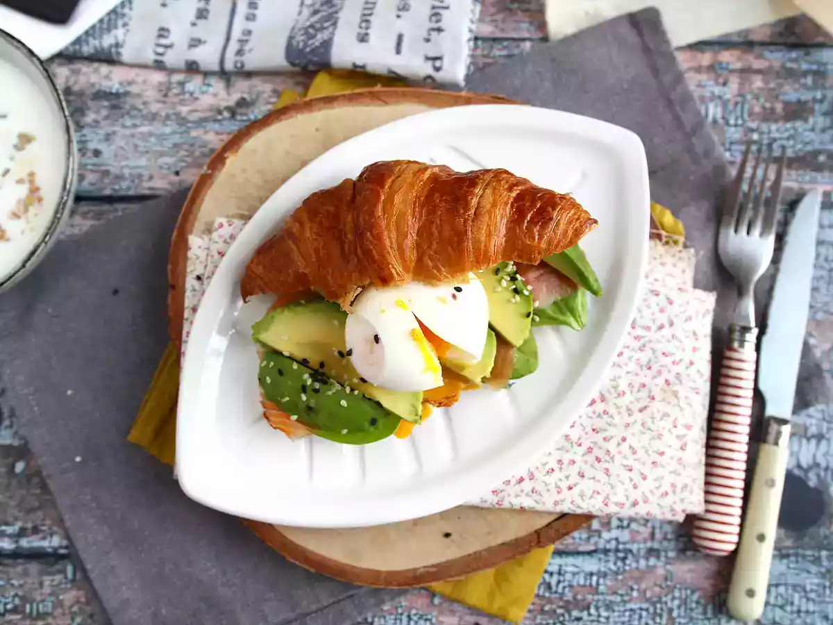 Kanapka brunchowa z croissantem - zdjęcie 2