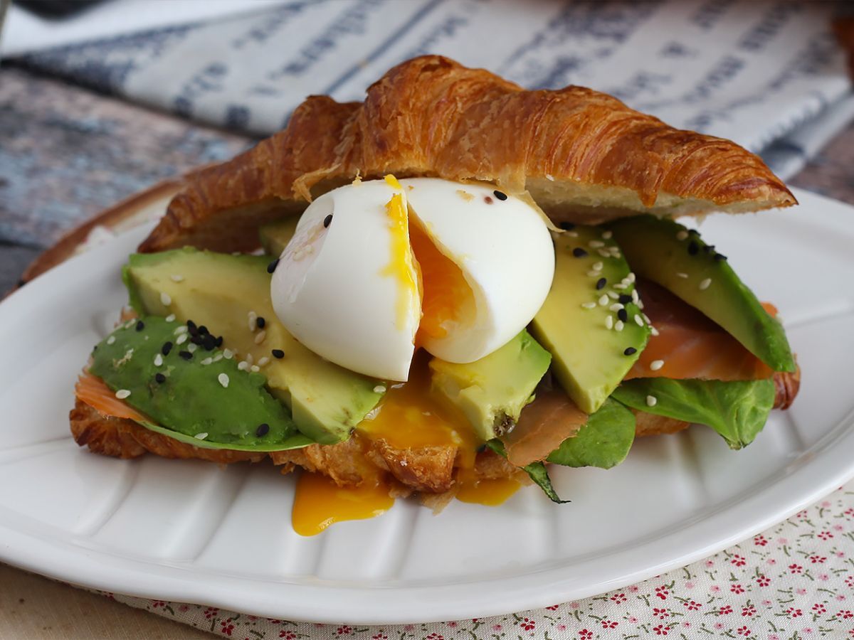 Kanapka brunchowa z croissantem - zdjęcie 5