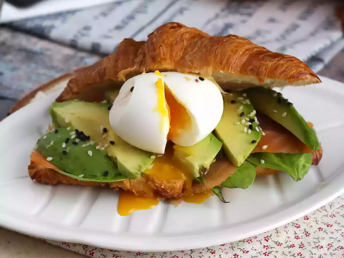 Kanapka brunchowa z croissantem - zdjęcie 5
