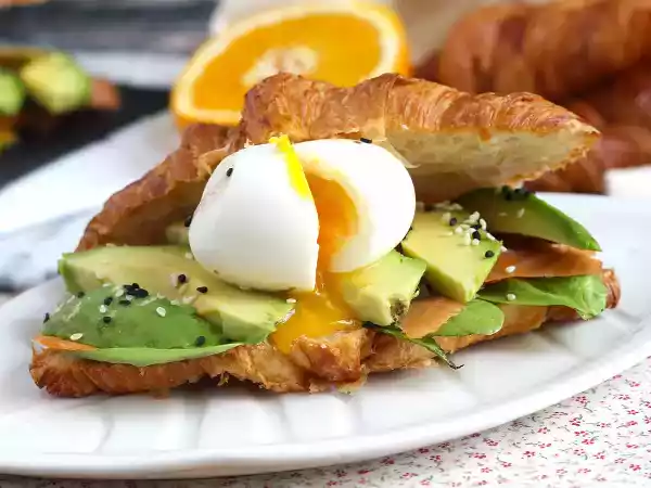 Przepis Kanapka brunchowa z croissantem
