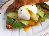 Kanapka brunchowa z croissantem, zdjęcie 2