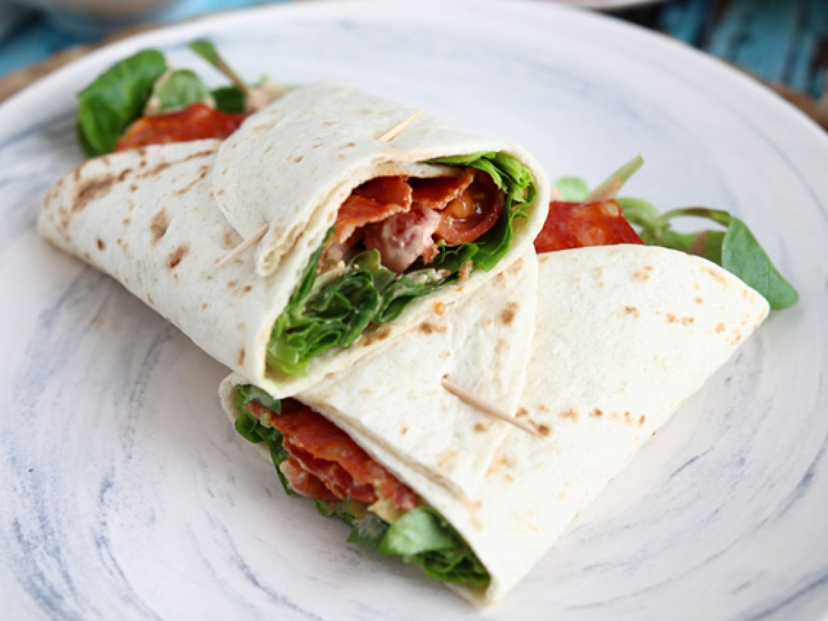 Kanapka wrap z chorizo, awokado i pomidorami