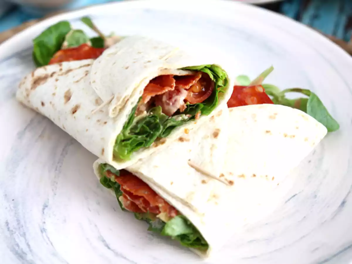 Kanapka wrap z chorizo, awokado i pomidorami