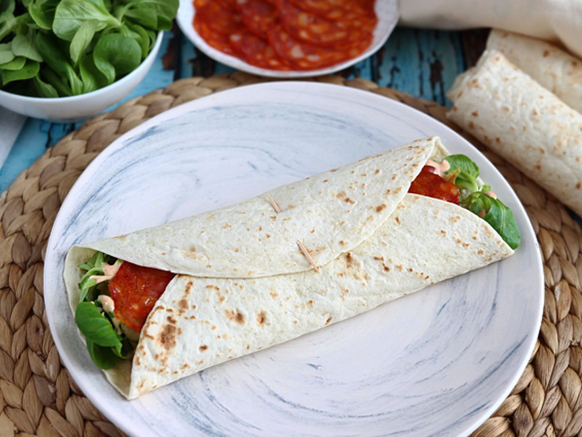 Kanapka wrap z chorizo, awokado i pomidorami - zdjęcie 2