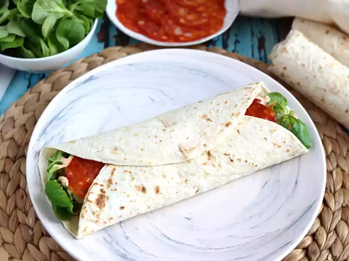 Kanapka wrap z chorizo, awokado i pomidorami - zdjęcie 2