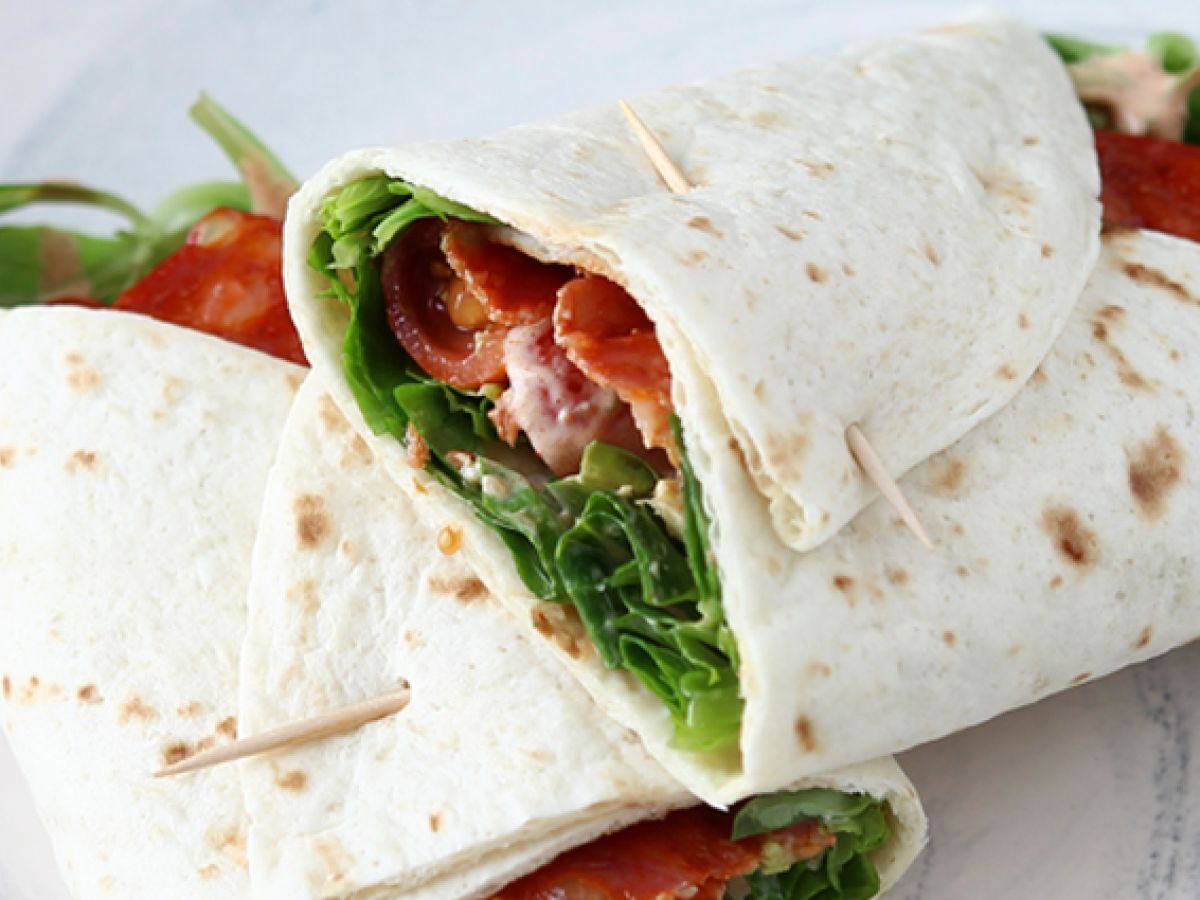 Kanapka wrap z chorizo, awokado i pomidorami - zdjęcie 3