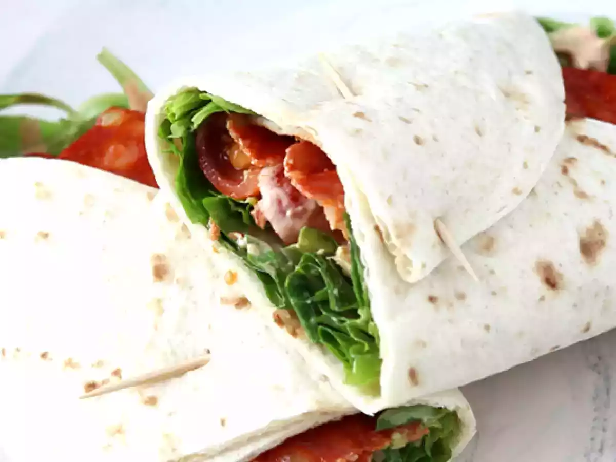 Kanapka wrap z chorizo, awokado i pomidorami - zdjęcie 3