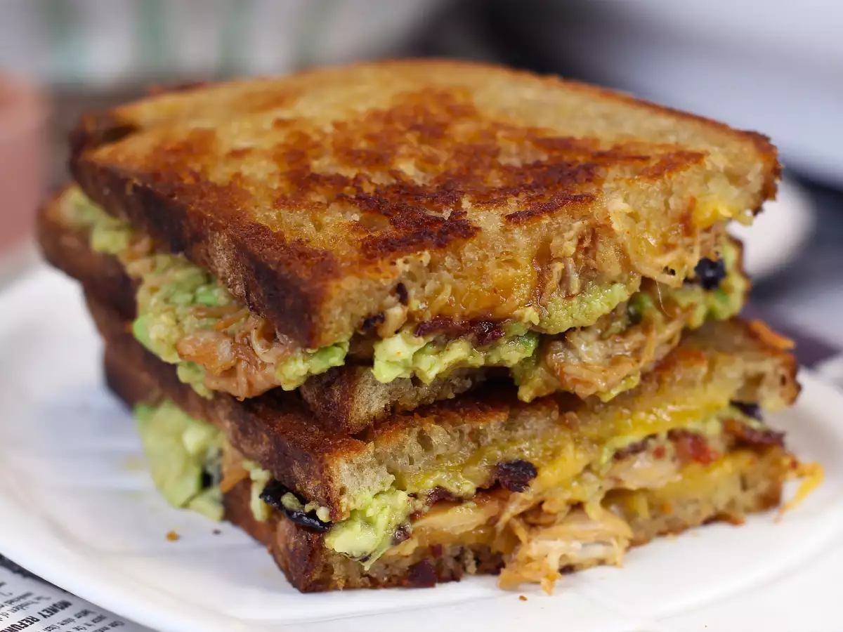 Kanapka XXL typu amerykański grilled cheese z kurczakiem, awokado i bekonem