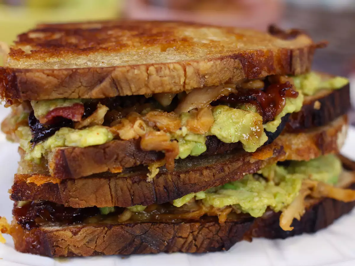Kanapka XXL typu amerykański grilled cheese z kurczakiem, awokado i bekonem - zdjęcie 3