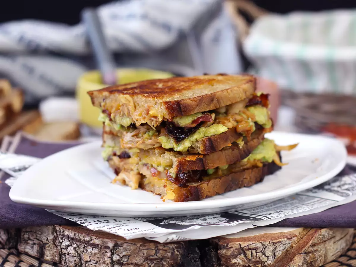 Kanapka XXL typu amerykański grilled cheese z kurczakiem, awokado i bekonem - zdjęcie 4