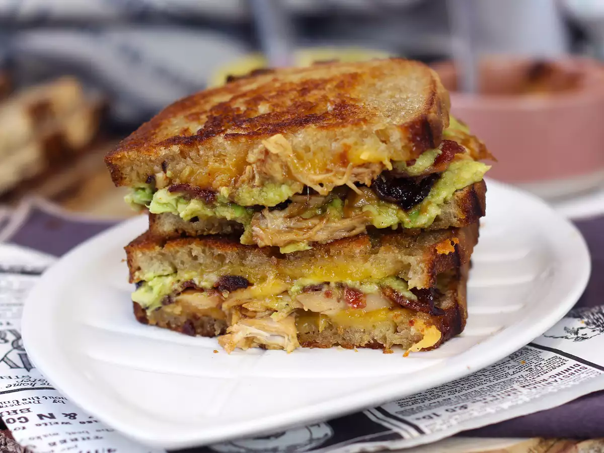 Kanapka XXL typu amerykański grilled cheese z kurczakiem, awokado i bekonem - zdjęcie 5