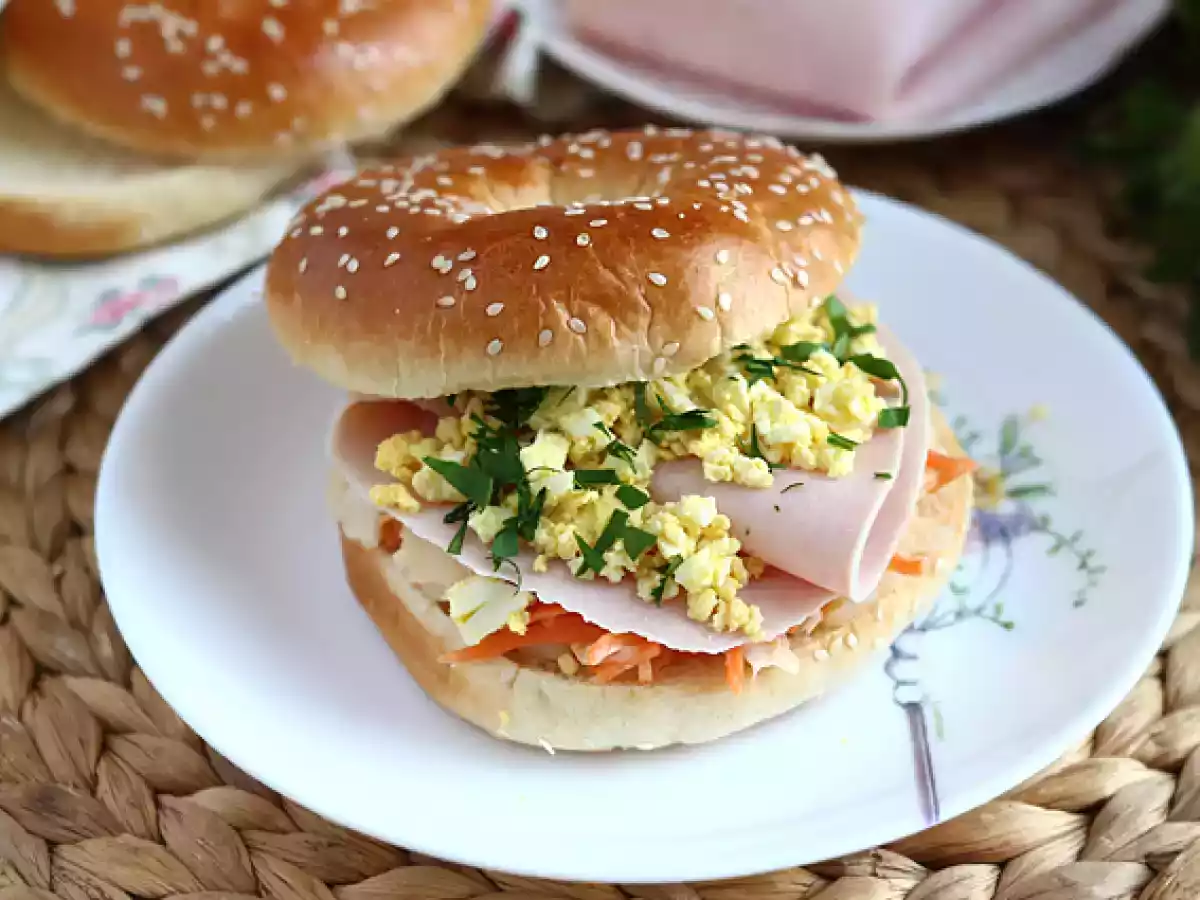 Kanapka z bajglem z indyka, surówka coleslaw, jajko na twardo