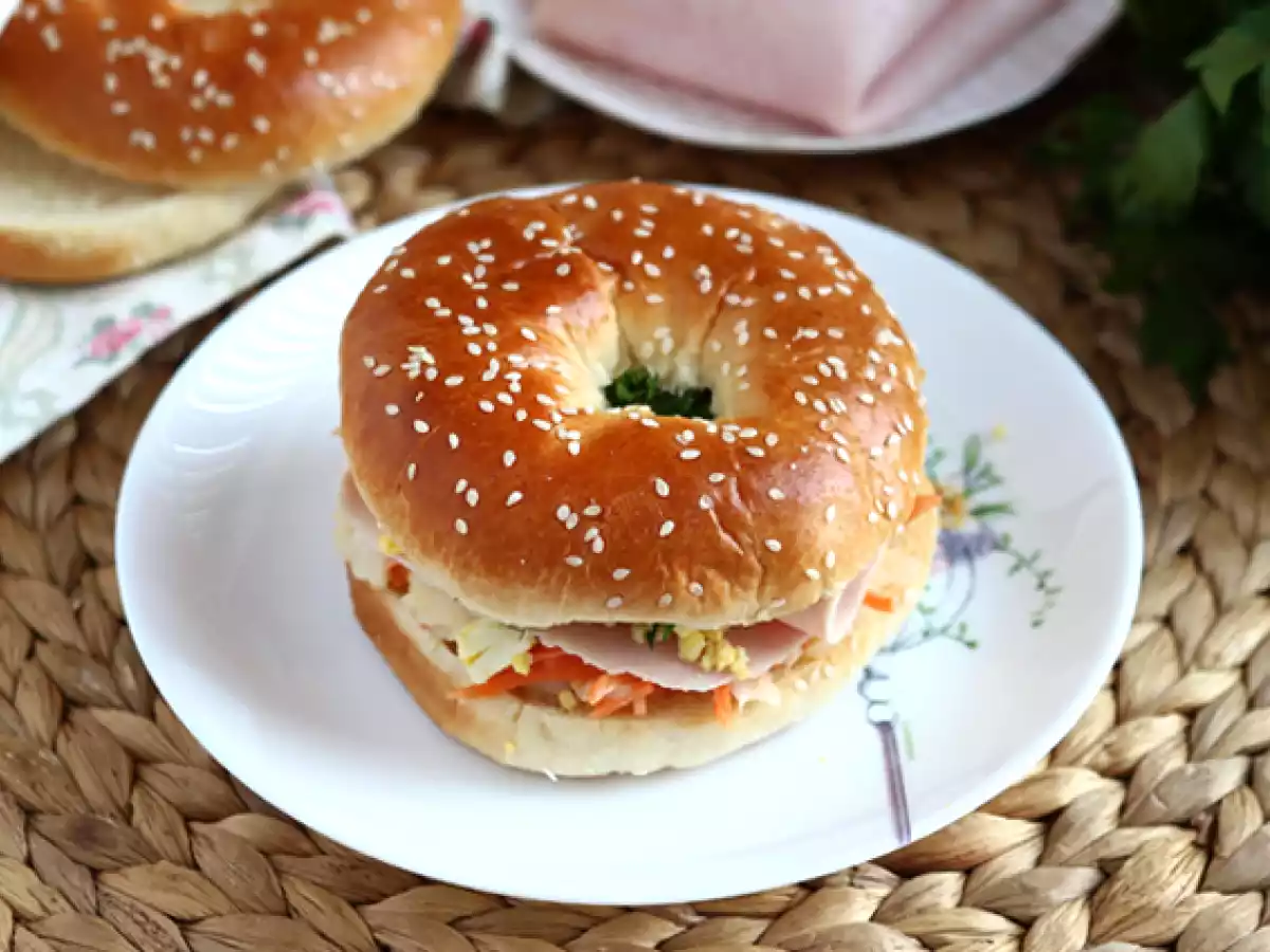 Kanapka z bajglem z indyka, surówka coleslaw, jajko na twardo - zdjęcie 2